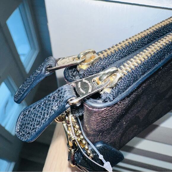 COACH - Double Corner zip brown wristlet - Picture 3 of 12